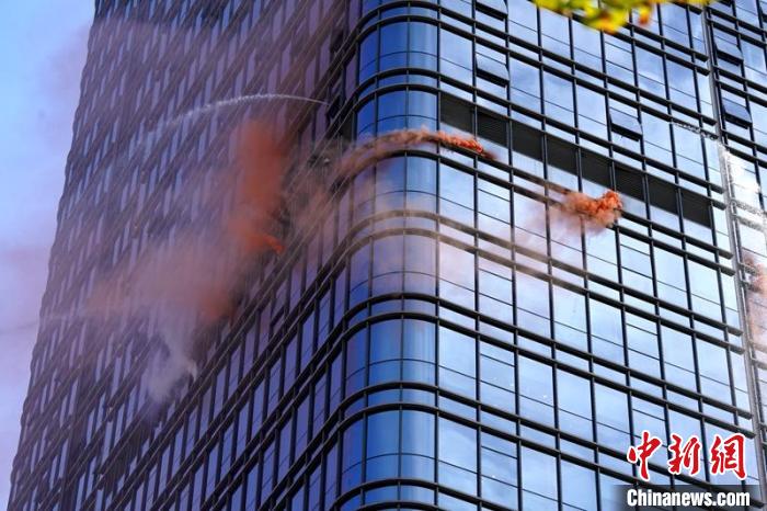 四川開展高層樓房滅火演練現場。　四川消防供圖