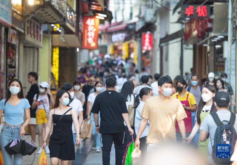 10月4日，游客在澳門大三巴牌坊前的手信街游覽。新華社記者 張金加 攝