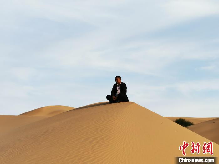 圖為高毛虎在沙漠中。　高毛虎供圖