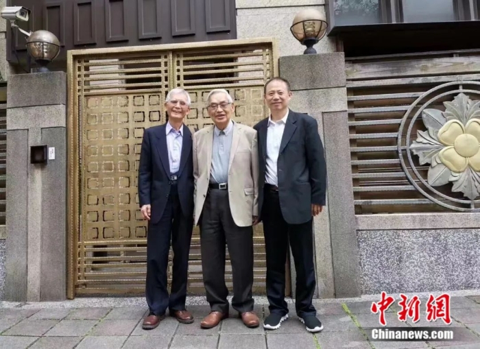 謝柏梁教授(右一)與曾永義教授(中)、洪惟助教授(左一)在曾永義教授寓所前留影。謝柏梁教授供圖