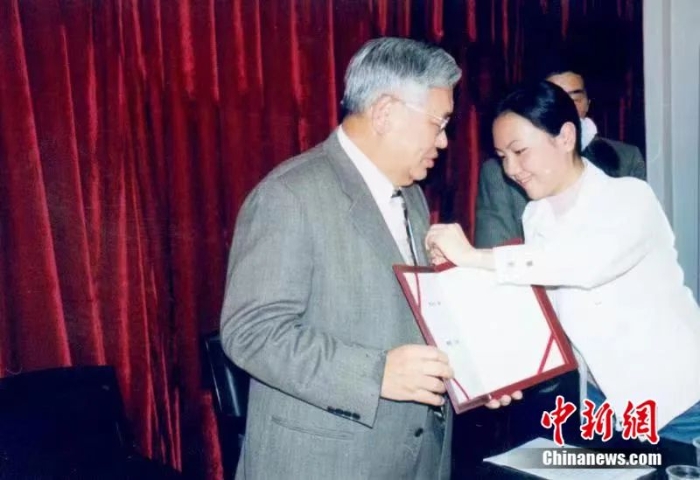 2004年3月客座教授聘任儀式上，曾永義先生(左)佩戴武漢大學(xué)?；?。鄭傳寅教授供圖