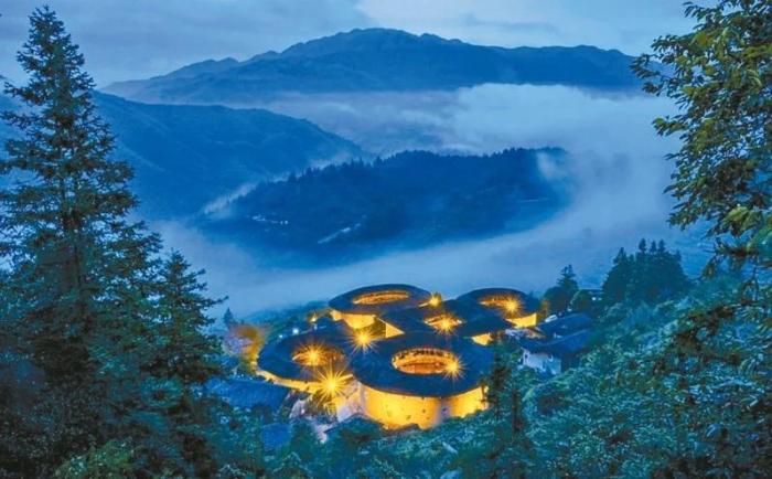 夜色下的田螺坑土樓群。圖片來(lái)源：臺(tái)灣《經(jīng)濟(jì)日?qǐng)?bào)》