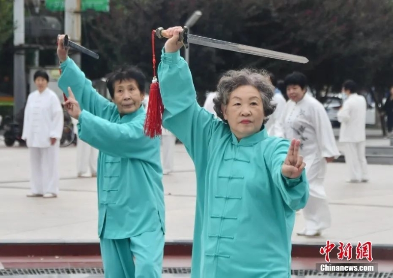 2022年10月4日，河北省邯鄲市永年區(qū)洺洲太極拳社開展“秀太極 迎重陽”活動。<a target='_blank' href='/'>中新社</a>發(fā) 胡高雷 攝 圖片來源：CNSphoto