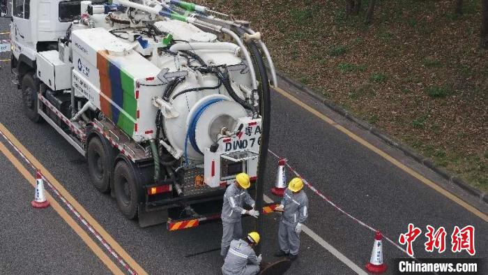 小型清疏設(shè)備在城中村疏通管道(資料圖) 廣州排水 供圖 小型清疏設(shè)備在城中村疏通管道(資料圖) 廣州排水 供圖