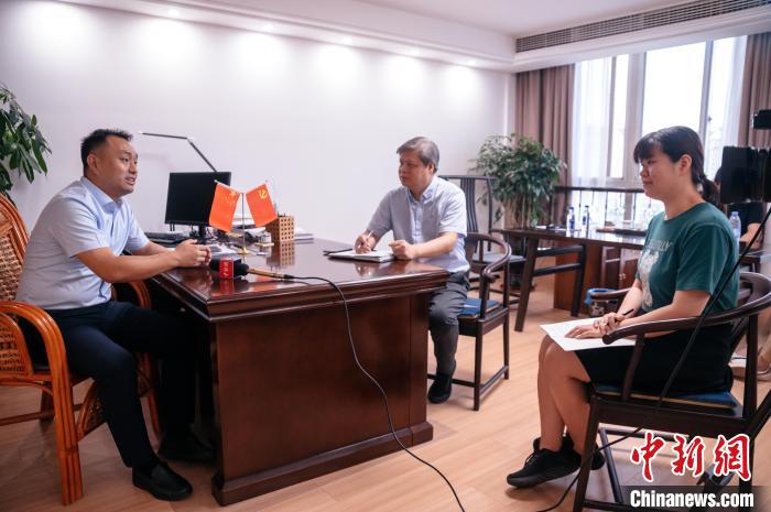 圖為建甌市市長(zhǎng)吳偉(左一)接受<a target='_blank' href='/' >中新網(wǎng)</a>記者專訪?！±钅宪?攝