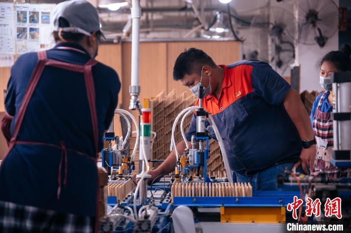 在雙弈公司的生產(chǎn)車間可以看到許多自主研發(fā)精深加工設(shè)備。　李南軒 攝