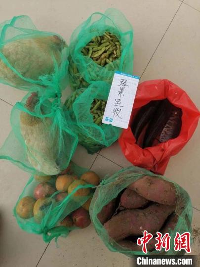 馬選利送到供電所門(mén)前的蔬菜雞魚(yú)?！?guó)網(wǎng)泗洪縣供電公司供圖