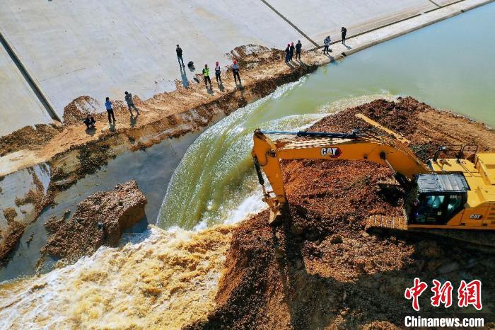 10月13日，施工人員將圍堰打開，長江水流入引江濟淮菜巢線水系。　劉玉才 攝