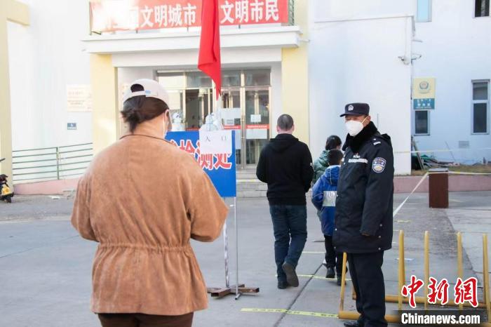 圖為王福在維持核酸檢測(cè)秩序?！∈?攝