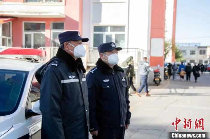 圖為王福(左)和老戰(zhàn)友慶海一起執(zhí)勤。　王丹 攝