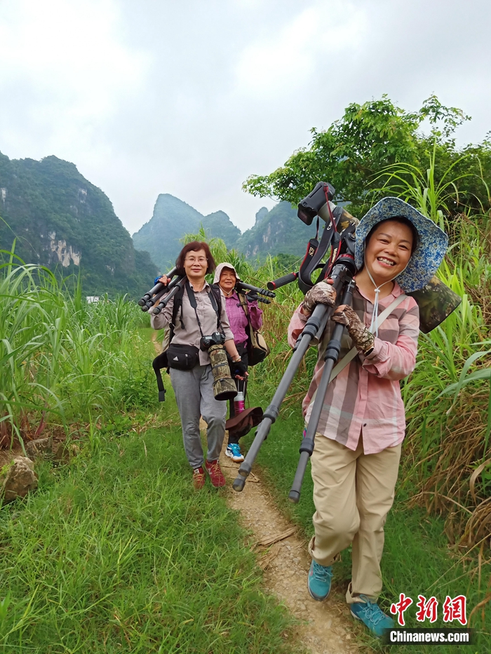 鳥友們正在去拍鳥的路上。農(nóng)林 攝