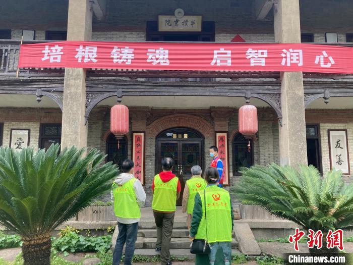 “老漂族”志愿服務(wù)隊(duì)收集各類慈孝故事現(xiàn)場(chǎng)?！⒂旯﹫D