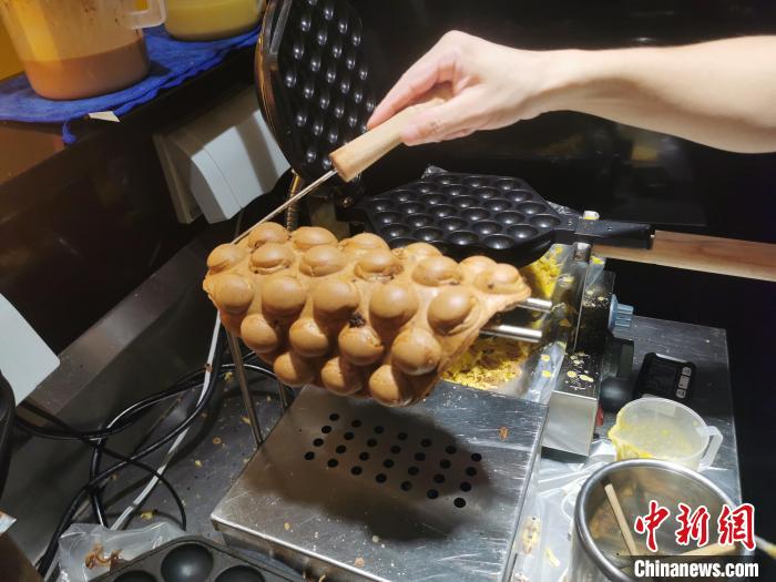店家制作港式小食雞蛋仔?！∈茉L者 供圖