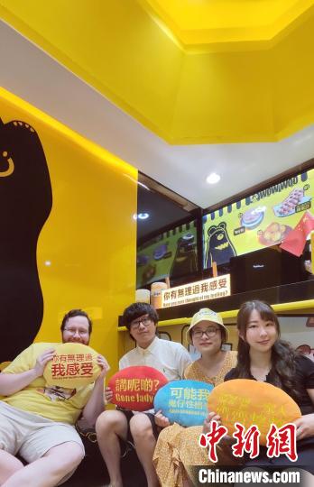 李凱榮(左2)和朋友常常在永慶坊的店內(nèi)聚會。　受訪者 供圖