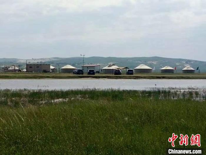 圖為如今的渾善達(dá)克沙地腹地?！」苡佬?攝