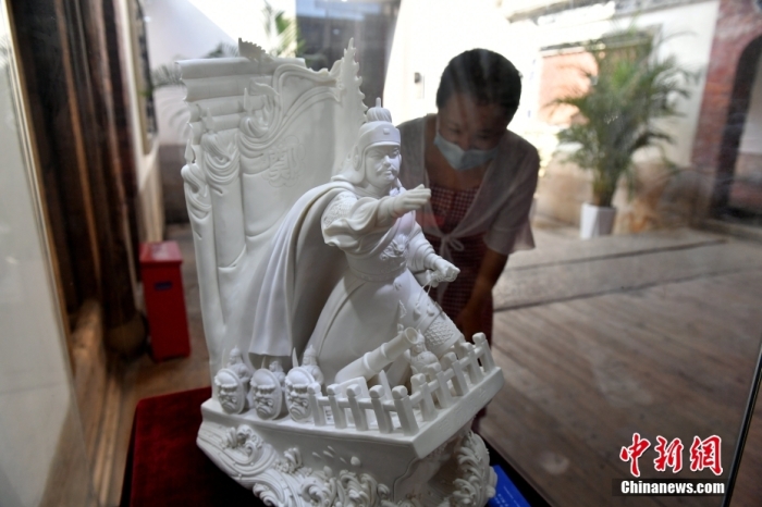 圖為鄭成功主題陶瓷藝術(shù)作品吸引市民參觀。 <a target='_blank' href='/'>中新社</a>記者 呂明 攝