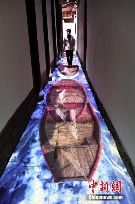 圖為市民體驗“重走英雄路”光影互動。 <a target='_blank' href='/'>中新社</a>記者 呂明 攝