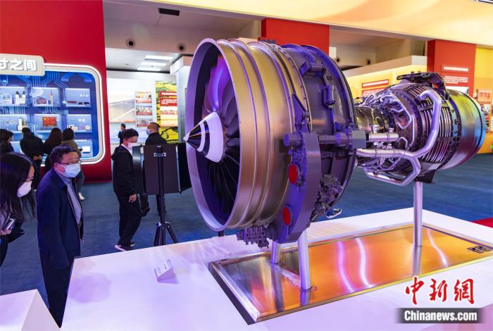 圖為參觀者在中國第一型按照國際適航標(biāo)準(zhǔn)、完全自主研制的民用大涵道比渦扇發(fā)動機(jī)“長江-1000”模型前駐足。 <a target='_blank' href='/'>中新社</a>記者 侯宇 攝