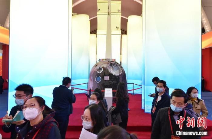 圖為中央綜合展區(qū)第一單元展區(qū)觀眾在參觀神舟十二號返回艙 <a target='_blank' href='/' >中新網(wǎng)</a>記者 李霈韻 攝。