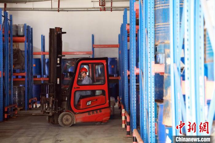 圖為甘肅省危險(xiǎn)廢物處置中心危險(xiǎn)廢物儲(chǔ)存庫(kù)?！∥航ㄜ?攝