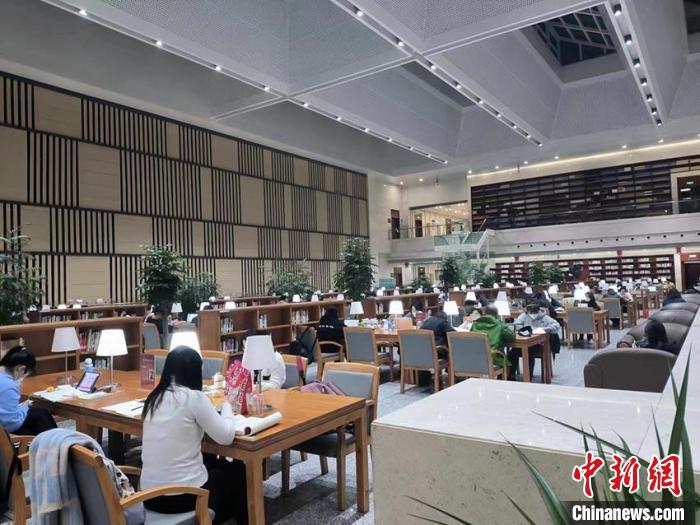 “泡館”、自習(xí)、“云科普”：中國(guó)民眾熱衷“花式充電”