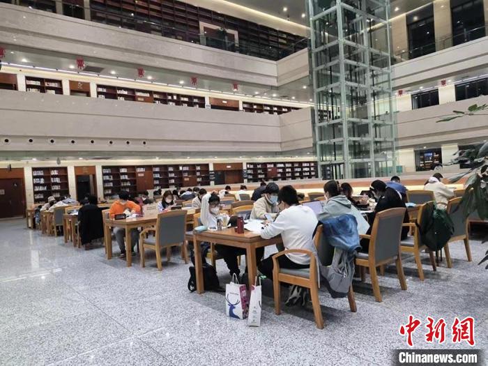 長(zhǎng)春一家圖書館內(nèi)，有很多市民在學(xué)習(xí)(資料圖) 譚偉旗 攝