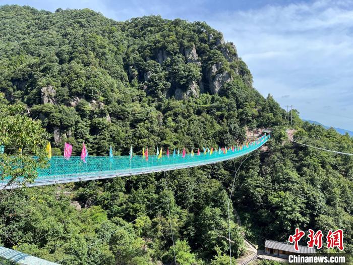 鋼網(wǎng)索橋?！『钶x供圖