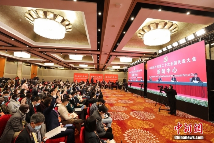 圖為記者在分會(huì)場(chǎng)參加記者招待會(huì)。 <a target='_blank' href='/'>中新社</a>記者 蔣啟明 攝