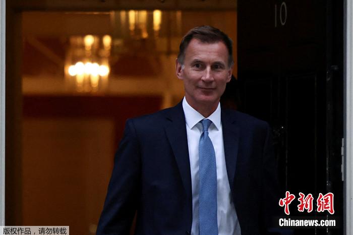 當(dāng)?shù)貢r(shí)間2022年10月14日，英國新任財(cái)政大臣杰里米?亨特離開英國倫敦唐寧街10號。