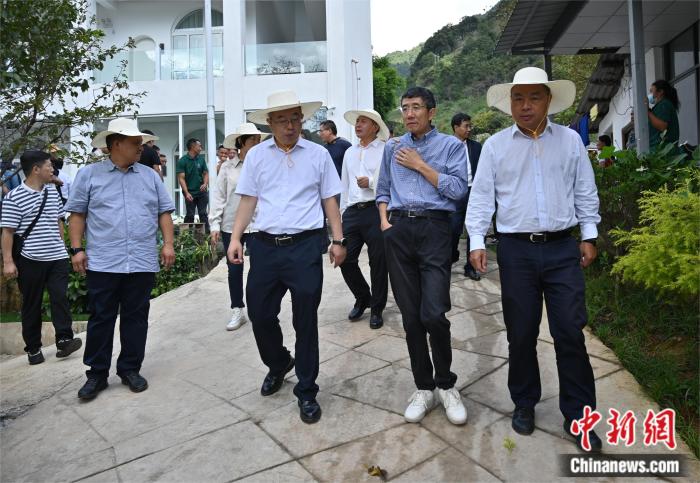 怒江州委副書記張曉鳴、副州長(zhǎng)孟祥源陪同李小云教授共同參觀實(shí)驗(yàn)點(diǎn) 侯玉峰供圖