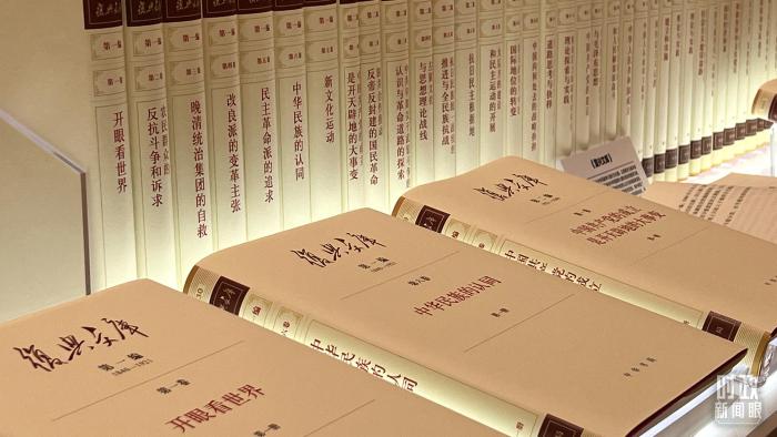 △《復(fù)興文庫》。今年9月，總書記為該文庫作序言。(總臺央視記者趙化拍攝)