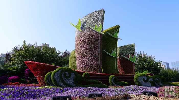△北京長安街沿線的“偉大復(fù)興”主題花壇。(總臺央視記者魏幫軍拍攝)