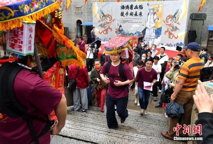 資料圖：5月12日，“福滿唐山路·徒步向未來”2022年兩岸青年信俗淵源尋根之旅活動在福建福州啟幕，30多名閩臺青年恭請“福神”，背著端坐有關(guān)公、陳文龍神像的轎子從福州臺江區(qū)三通橋頭出發(fā)，開啟一場祖脈尋根之旅。 <a target='_blank' href='/'>中新社</a>記者 呂明 攝
