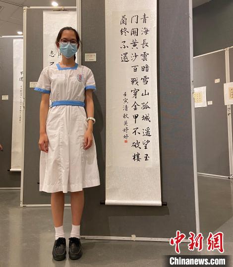 吳婷婷同學(xué)與自己的得獎(jiǎng)作品合影?！∥喝A都 攝