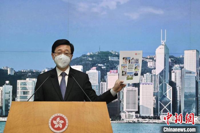 李家超向傳媒展示施政報告政策措施篇章。　李志華 　攝