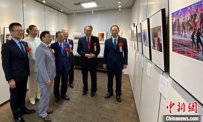 中國駐日本大使館臨時代辦楊宇、日本前首相鳩山由紀(jì)夫參觀攝影展?！≈鬓k方供圖