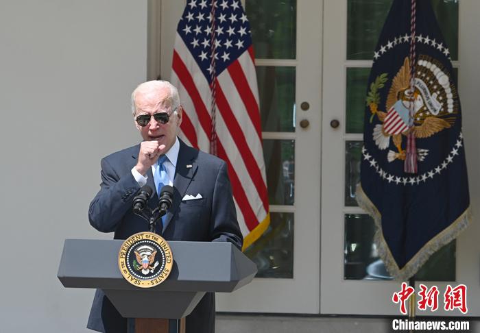 當(dāng)?shù)貢r(shí)間7月30日上午，美國總統(tǒng)拜登新冠檢測再次呈陽性。他此次沒有癥狀，但將采取隔離措施。資料圖為拜登7月27日解除隔離后在白宮發(fā)表講話。 <a target='_blank' href='/'>中新社</a>記者 陳孟統(tǒng) 攝