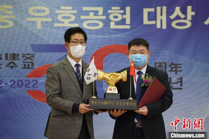 圖為韻達(dá)韓國(guó)公司代表梁忠金接受頒獎(jiǎng)。