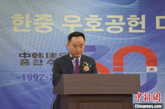 圖為韓國(guó)華僑華人聯(lián)合總會(huì)會(huì)長(zhǎng)王維月致辭。　劉旭 攝