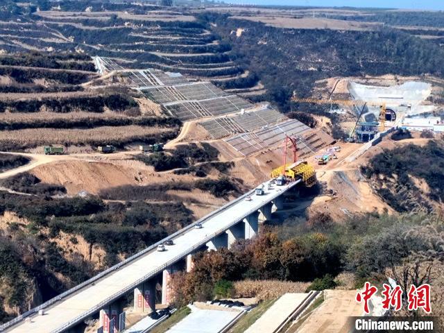 圖為航拍大橋?！⊥跣禽x 攝