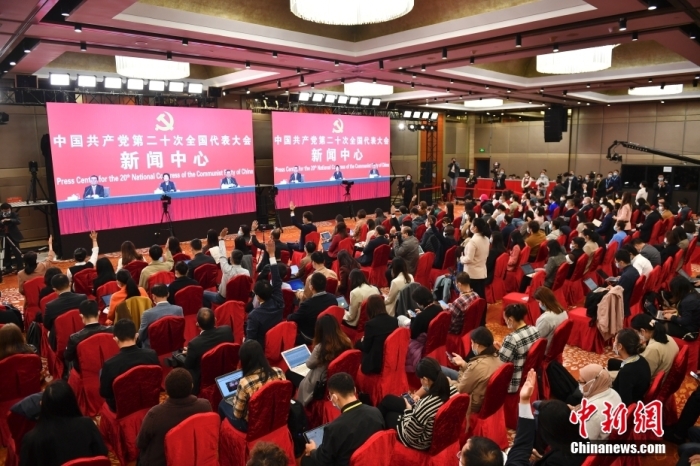 10月20日，中國共產(chǎn)黨第二十次全國代表大會(huì)新聞中心舉行記者招待會(huì)。中央對(duì)外聯(lián)絡(luò)部副部長(zhǎng)沈蓓莉，外交部黨委委員、副部長(zhǎng)馬朝旭圍繞“習(xí)近平外交思想指引中國特色大國外交開拓前行”主題與記者交流。圖為記者在分會(huì)場(chǎng)舉手提問。 <a target='_blank' href='/'>中新社</a>記者 田雨昊 攝