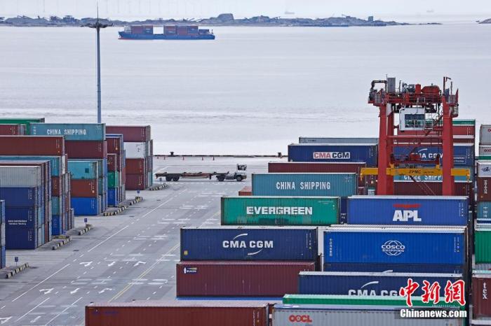 資料圖：集裝箱卡車行駛在上海洋山深水港內(nèi)。 殷立勤 攝