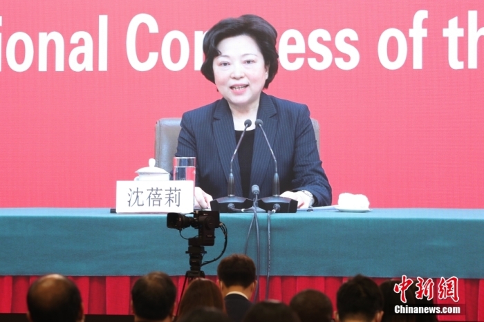 10月20日，中國(guó)共產(chǎn)黨第二十次全國(guó)代表大會(huì)新聞中心舉行記者招待會(huì)。中央對(duì)外聯(lián)絡(luò)部副部長(zhǎng)沈蓓莉，外交部黨委委員、副部長(zhǎng)馬朝旭圍繞“習(xí)近平外交思想指引中國(guó)特色大國(guó)外交開拓前行”主題與記者交流。圖為在分會(huì)場(chǎng)拍攝的沈蓓莉通過視頻回答記者提問。 <a target='_blank' href='/'>中新社</a>記者 蔣啟明 攝