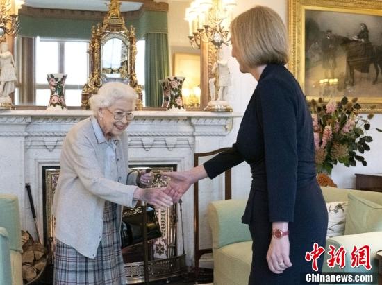 2022年9月6日，英國蘇格蘭，英國首相特拉斯覲見英國女王伊麗莎白二世。白金漢宮發(fā)言人此前表示，由于持續(xù)的“行動不便”，女王將在蘇格蘭巴爾莫勒爾度假地任命新首相。而這打破了王室多年來的先例。圖片來源：視覺中國