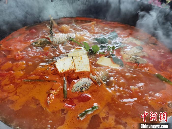 資料圖：貴州苗家酸湯魚?！≈苎嗔?攝