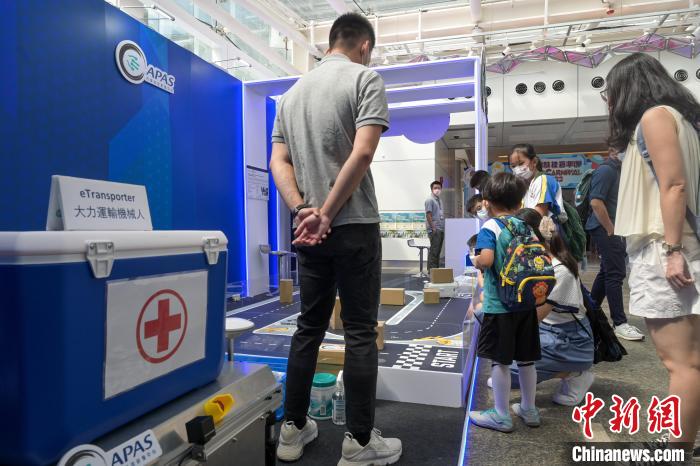 參與者試玩大力運輸機械人?！￡愑乐Z 攝