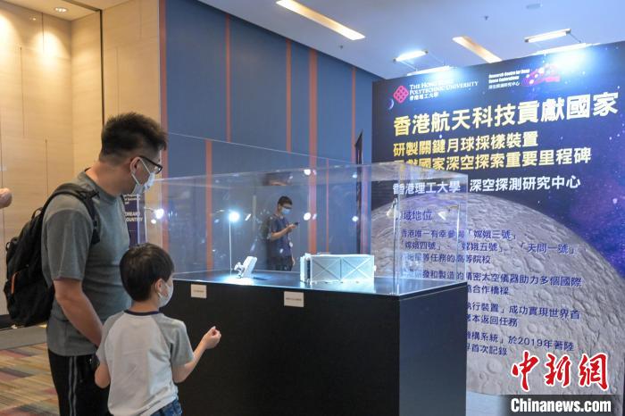 參與者觀看航天相關展品?！￡愑乐Z 攝