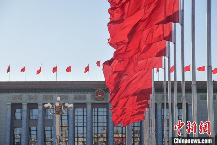 資料圖：人民大會堂前紅旗飄飄。