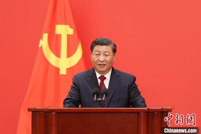 10月23日，剛剛在中國共產(chǎn)黨第二十屆中央委員會第一次全體會議上當(dāng)選的中共中央總書記習(xí)近平和中共中央政治局常委李強(qiáng)、趙樂際、王滬寧、蔡奇、丁薛祥、李希在北京人民大會堂同中外記者親切見面。圖為習(xí)近平發(fā)表重要講話。 <a target='_blank' href='/'>中新社</a>記者 盛佳鵬 攝