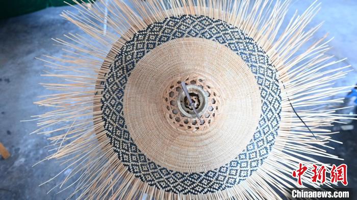 圖為花竹帽半成品?！⊥跻哉?攝